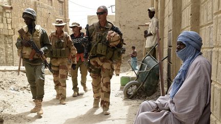 Des soldats fran&ccedil;ais en patrouille &agrave; Tombouctou, au Mali, le 6 juin 2015. (PHILIPPE DESMAZES / AFP)