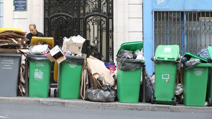 Des poubelles s'amoncellent pendant la gr&egrave;ve des &eacute;boueurs &agrave; Paris, le 7 octobre 2015. (  MAXPPP)