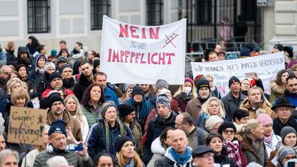 Des manifestants à l'obligation vaccinale, le 14 novembre 2021 à Vienne, en Autriche. (GEORG HOCHMUTH / APA)