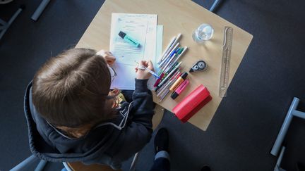 Un collégien lors d'une épreuve du brevet, à Lambersart (Nord), le 1er juillet 2024. (THIERRY THOREL / MAXPPP)