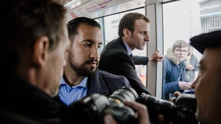 Alexandre Benalla accompagne Emmanuel Macron lors d'un déplacement au Mans (Sarthe), le 11 octobre 2016. (MAXPPP)