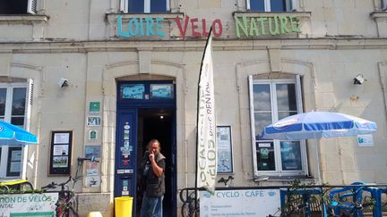 Dominique Raclin à l'entrée de son cyclo-café de Bréhémont, en bordure du tracé de la Loire à Vélo. (FARIDA NOUAR / RADIO FRANCE)