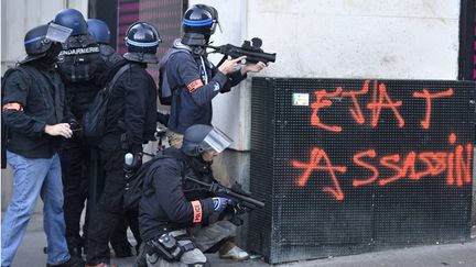 &nbsp; (Selon le préfet de Loire-Atlantique, certains manifestants "cherchent l'affrontement avec les forces de l'ordre" © Maxppp)