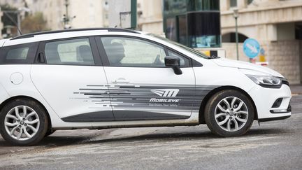 Un employé conduit une voiture Mobileye bardée de capteurs, dans une rue de Jérusalem (Israël), le 13 mars 2013. (ATEF SAFADI / EPA)