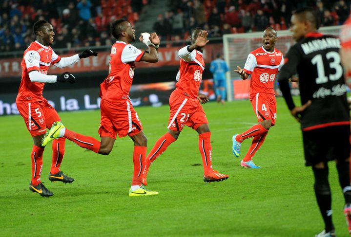 Les Valenciennois c&eacute;l&egrave;brent un but contre Guingamp, le 7 d&eacute;cembre 2013. (FRANCOIS LO PRESTI / AFP)