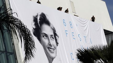 L'affiche du 68e Festival de Cannes hissée au-dessus des marches, lundi 11 mai 2015.
 (Valery Hache / AFP)