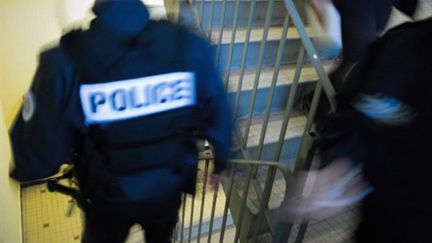 Des policiers qui patrouillent dans une cage d'escalier. (AFP / Jean-Philippe Ksiazek)