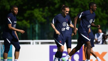 Mbappé, Griezmann et Dembélé lors du dernier entraînement des Bleus à Clairefontaine, le 13 juin (FRANCK FIFE / AFP)