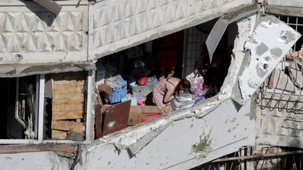 Une femme inspecte son appartement après l'attaque de drones russe, à Odessa (Ukraine), le 10 juin 2023. (OLEKSANDR GIMANOV / AFP)