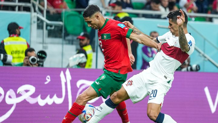 Le Marocain Achraf Hakimi (à gauche), lors du match face au Portugal, en quart de finale du Mondial 2022, le 10 décembre. (AFP)