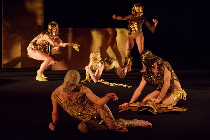 Les interprètes-danseurs de la compagnie norvégienne Carte Blanche pour le spectacle "Monument 0.10 : The Living monument" mis en scène par Eszter Salamon (Oystein Haara et Carte Blanche)