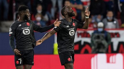 Jonathan Ikoné doigt pointé vers le ciel après avoir marqué le but victorieux de Lille à Séville le 2 novembre 2021 en Ligue des champions. (JORGE GUERRERO / AFP)