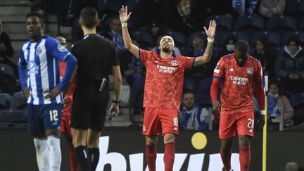 Lucas Paqueta (Lyon) célèbre son but face au FC Porto en huitièmes de finale aller de la Ligue Europa, le 9 mars 2022. (MIGUEL RIOPA / AFP)