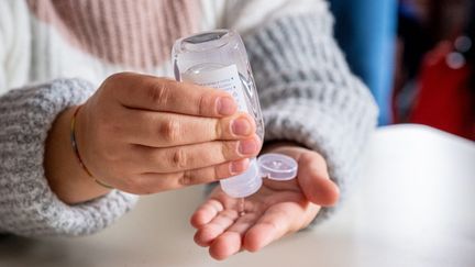 Photo d'illustration de geste sanitaire à l'école. (MARCO PASSARO / MAXPPP)