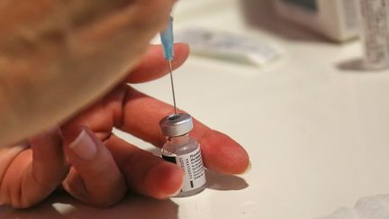 Un flacon de vaccin contre le Covid-19 à Valence (Drôme), le 7 janvier 2021. (NICOLAS GUYONNET / HANS LUCAS / AFP)