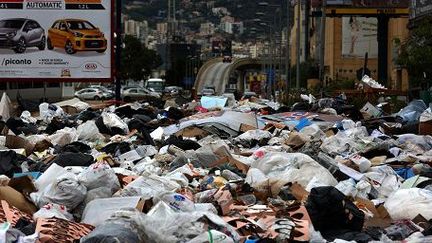 Les sacs poubelles transportés par les inondations jonchent les rues de Beyrouth. (AFP)