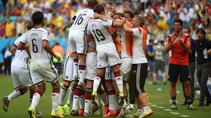 Les joueurs allemands c&eacute;l&egrave;brent le deuxi&egrave;me but de leur &eacute;quipe contre le Portugal, lundi 16 juin 2014 lors d'un match de Coupe du monde &agrave; Salvador (Br&eacute;sil). (PATRIK STOLLARZ / AFP)