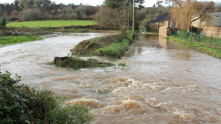 A Plougasnou (Finist&egrave;re), un cours d'eau en crue, le 24 d&eacute;cembre 2013. (  MAXPPP.)