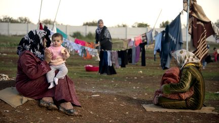 Des Syriennes ont trouv&eacute; refuge dans un camp &agrave; la fronti&egrave;re entre la Syrie et la Turquie, le 5 d&eacute;cembre 2012. (ODD ANDERSEN / AFP)