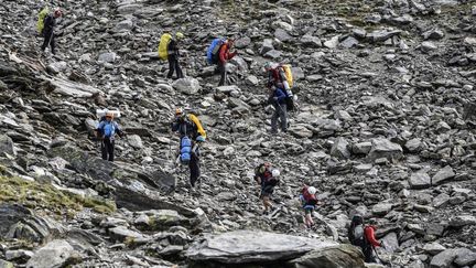 Des alpinistes dans le couloir du Goûter, en août 2017. (PHILIPPE DESMAZES / AFP)