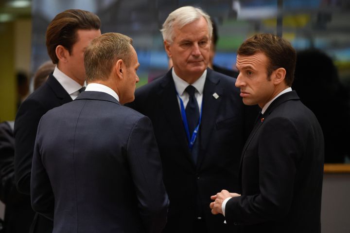 Le président du Conseil européen Donald Tusk (de dos) discute avec le négociateur de l'UE, Michel Barnier, et le président français, Emmanuel Macron, le 25 novembre 2018, à Bruxelles (Belgique). (JOHN THYS / AFP)