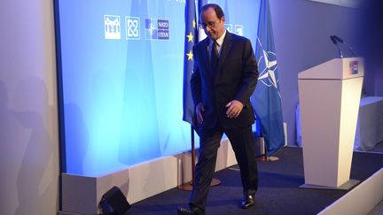 Fran&ccedil;ois Hollande quitte une conf&eacute;rence de presse, le 5 septembre 2014, lors d'un sommet de l'Otan, &agrave; Newport (pays de Galles, Royaume-Uni). (WITT/SIPA)