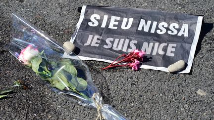 Une rose et une feuille, comportant l'inscription "Je suis Nice", le 16 juillet 2016, à Nice (Alpes-Maritime). (Photo d'illustration) (GIUSEPPE CACACE / AFP)