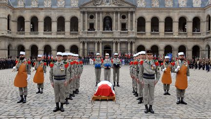 Des légionnaires entourent le cercueil de Lazare Ponticelli, le dernier poilu, aux Invalides, le 17 mars 2008. (ERIC FEFERBERG / AFP)