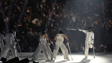 Le danseur amputé Musa Motha durant la cérémonie d'ouverture des Jeux paralympiques, le mercredi 28 août. (ANDREW MATTHEWS / MAXPPP)