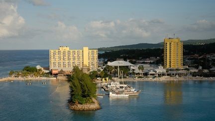 Un h&ocirc;tel de luxe des Iles Ca&iuml;mans, pays d&eacute;nonc&eacute; comme &eacute;tant un "paradis fiscal". (PHOTONONSTOP / AFP)