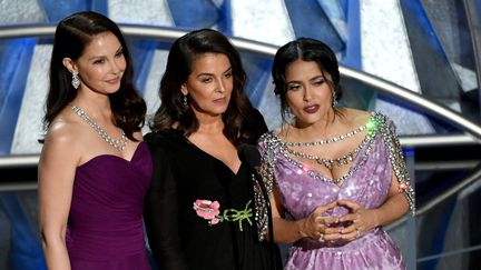 Oscars 2018 : Ashley Judd, Salma Hayek et Annabella Sciorra trois actrices qui ont été harcelées sexuellement et menacées par le producteur Harvey Weinstein, lancent une vidéo rendant hommage à #MeToo et prônant la diversité à Hollywood.
 (KEVIN WINTER / GETTY IMAGES NORTH AMERICA / AFP)