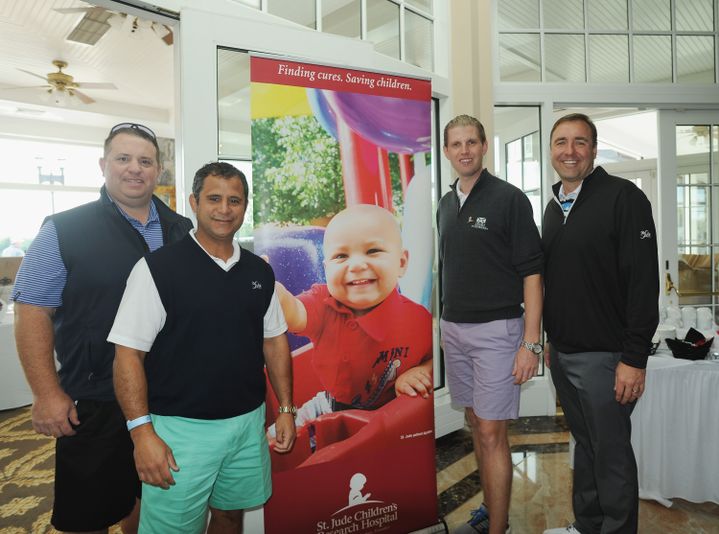 Eric Trump (à droite, en bermuda) lors de la 9e soirée de levée de fonds pour sa fondation à Westchester (Etats-Unis), le 21 septembre 2015. (BOBBY BANK / WIREIMAGE)