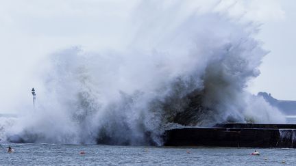 Une vague touche la c&ocirc;te &agrave; Ploemeur (Morbihan), le 9 f&eacute;vrier 2014. (BRUNO PERREL / CITIZENSIDE.COM / AFP)