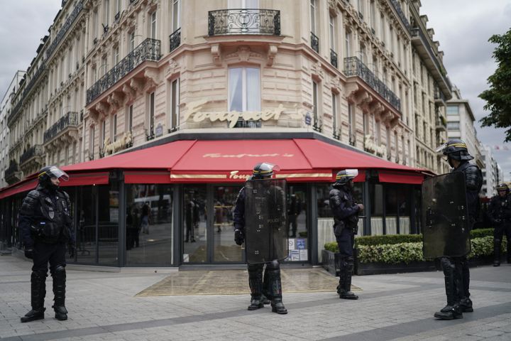 Des gendarmes sont positionnés devant le Fouquet's à Paris le 14 juillet 2019 à Paris. (KENZO TRIBOUILLARD / AFP)