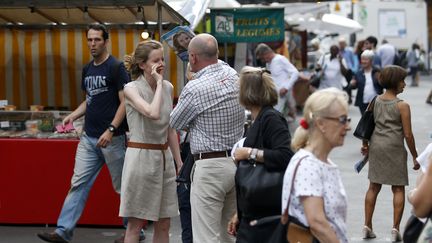 Un passant prend les tracts des mains de Nathalie&nbsp;Kosciusko-Morizet, place Maubert, à Paris, le 15 juin 2017. (GEOFFROY VAN DER HASSELT / AFP)