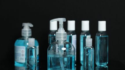 Des bouteilles de gel hydroalcoolique.&nbsp; (ARNAUD JOURNOIS / MAXPPP)