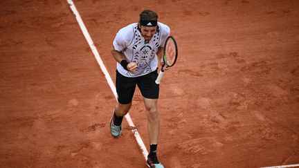 Stefanos Tsitsipas lors de son deuxième tour face à Zdenek Kolar à Roland-Garros le 26 mai 2022. (CHRISTOPHE ARCHAMBAULT / AFP)