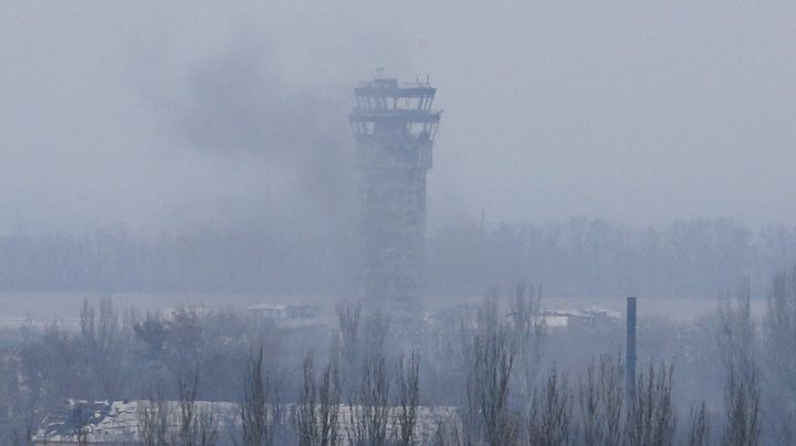 Une colonne de fum&eacute;e s'&eacute;chappe de l'a&eacute;roport de Donetsk (Ukraine), le 12 novembre 2014. ( MAXIM ZMEYEV / REUTERS )