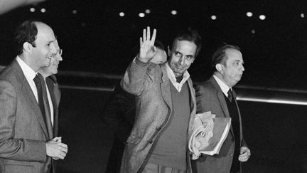 27 octobre 1984. Accompagné de Laurent Fabius, alors Premier ministre (à gauche), et de Pierre Desgraupes, PDG d'Antenne 2 (à droite), le salut de Jacques Abouchar à son retour d'Afghanistan où il avait été détenu comme otage. (Dominique FAGET, Pierre VERDY, Charles PLATIAU / AFP)