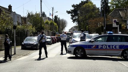 Des policiers sécurisent le périmètre&nbsp;après l'attaque au couteau qui a coûté la vie à une fonctionnaire de police, le 23 avril 2021, à Rambouillet (Yvelines). (BERTRAND GUAY / AFP)