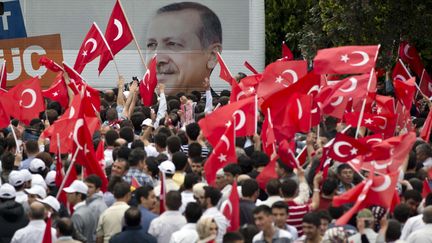 Des supporters de Recep Erdogan attendent sa venue &agrave; Ankara (Turquie), le 9 juin 2013. (VADIM GHIRDA / AP / SIPA)