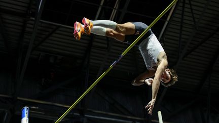 Armand Duplantis a battu le record du monde de saut à la perche, samedi 25 février, à Clermont-Ferrand. (ARNAUD FINISTRE / AFP)