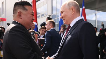 Kim Jong-un lors de sa rencontre avec le président russe Vladimir Poutine, le 13 septembre 2023 à Vostochnyy (Russie). (MIKHAIL METZEL / SPUTNIK AGENCY / AFP)