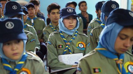 Réunion de scouts à Kaboul qui apprennent à repérer les multiples formes de mines sur le terrain qui tuent des dizaines de personnes chaque mois, dont de nombreux enfants. (SHAH MARAI / AFP)