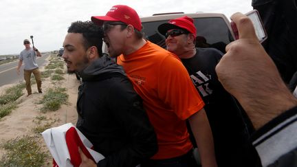 Une bagarre a éclaté entre des opposants et des partisans du président américain Donald Trump sur la plage de Bolsa Chica, au sud de Los Angeles, en Californie, samedi 25 mars.