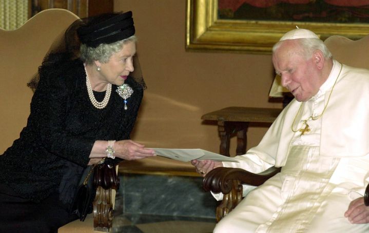 &nbsp; (Rencontre historique entre la reine, chef de l'Eglise anglicane, et le pape Jean-Paul II au Vatican, en 2000. © Maxppp)