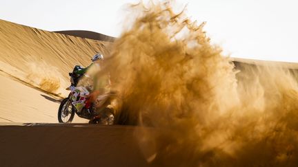 Le motard amateur Pierre Cherpin sur la deuxième étape du Dakar 2021 (JULIEN DELFOSSE / DPPI MEDIA)