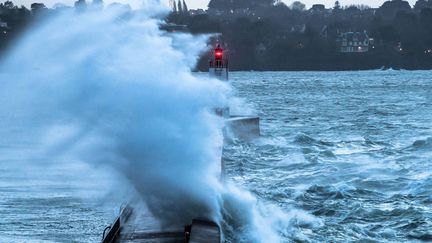 Une tempête provoque d'importantes vagues à Saint-Malo (Ille-et-Vilaine), le 1er janvier 2018. (MAXPPP)