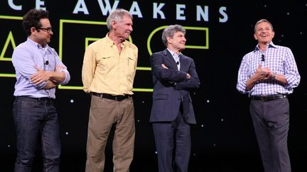 Le réalisateur J. J. Abrams, Harrison Ford et les dirigeans des studios Disney Alan Horn et Bob Iger au salon D23, à los Angeles, le 15 août 2015.
 (Jesse Grant / GETTY IMAGES NORTH AMERICA / AFP)