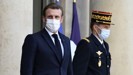 Le président de la République Emmanuel Macron sur le perron de l'Elysée, à Paris, le 12 novembre 2020. (JULIEN MATTIA / ANADOLU AGENCY / AFP)